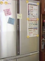 冷蔵庫にメモを貼るのはNG